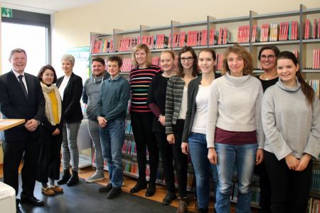 Schulrat Torsten Buncher begrüßt neun neue Lehrkräfte, die ab sofort als Springer eingesetzt werden, um den Unterrichtsausfall an Grundschulen zu minimieren. Bildnachweis: Amt für Presse- und Öffentlichkeitsarbeit, Kreis Paderborn, Meike Delang